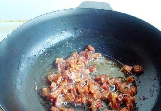 芹菜胡萝卜炒腊肠，10分钟出锅，香到家人抢光盘子！