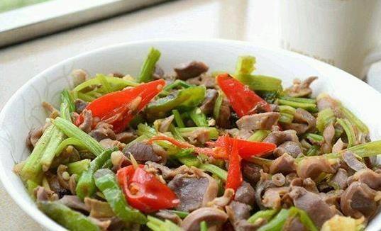 芹菜炒鸡香到爆，简单3步出锅，家人抢着吃