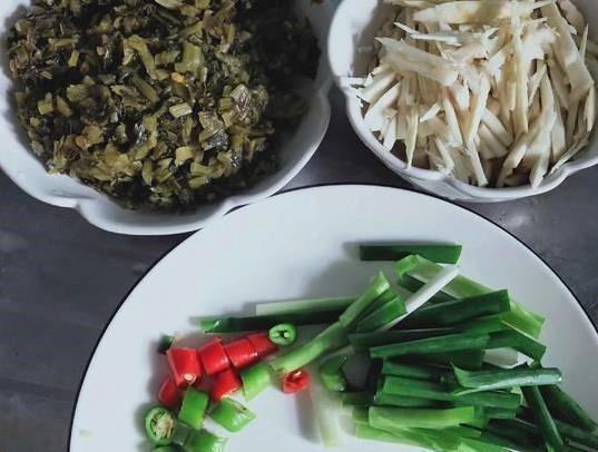 黄鱼捞面香翻全家，简单三步做出饭店味，你会做吗？