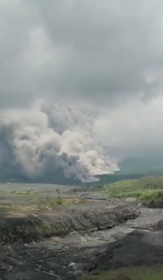 印度尼西亚塞梅鲁火山发生大规模喷发