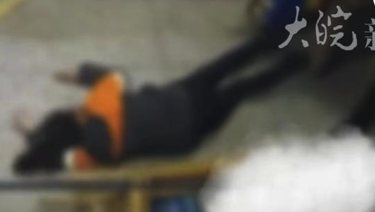 男子抡椅子殴打女子公安介入 网友：不是男人 