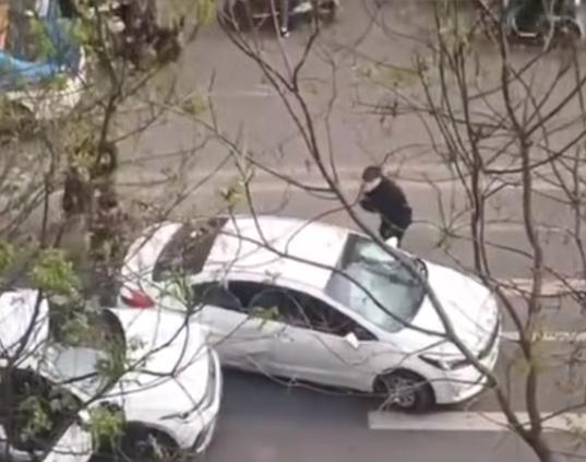警方通报山西临汾多人当街持械砸车已全部抓获2