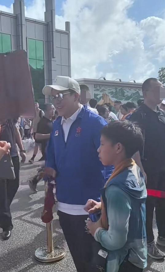 霍启刚陪儿子参观驻港部队军营 父子情深共体验军人精神