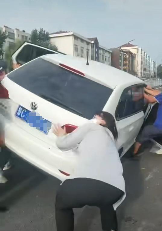 女子buff叠满骑电动车与行人相撞 众人合力抬车救人