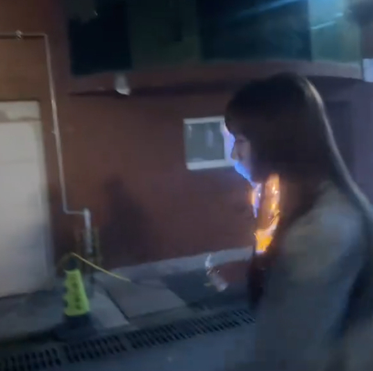 女演员模仿“喷火蛋糕”玩法被烧伤 网红危险玩法需警惕