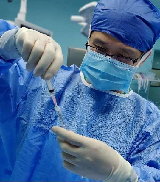 浙江大伯蚯蚓腿被胶水粘好了 不开刀不打麻药治愈