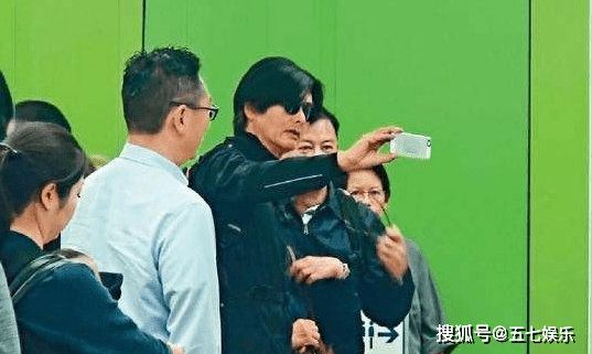 看到陈百祥对路人的态度，我想说：张杰谢娜，你们有什么可狂的？