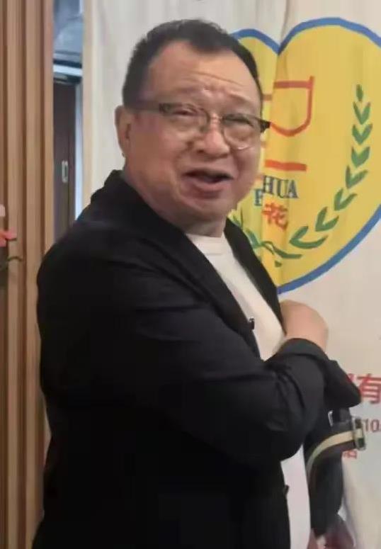 76岁许绍雄广州街头吃肠粉,女儿形影不离,幸福生活藏何秘诀?