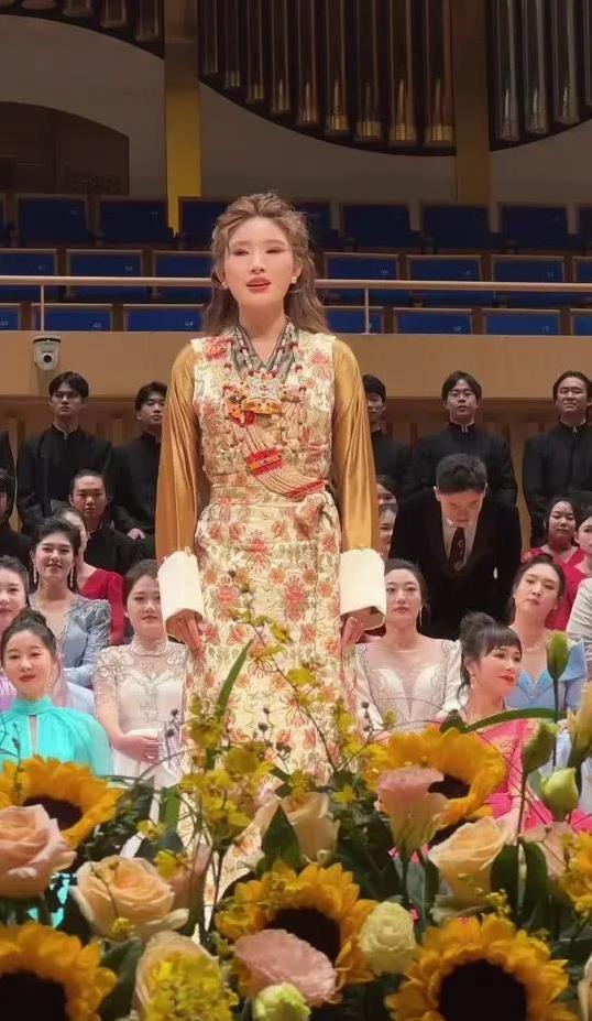 藏族新星露丹卓玛一曲火爆全网，高原春光藏何秘密？