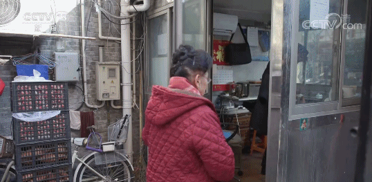 上海最后一家公共电话亭 老人守候了27年