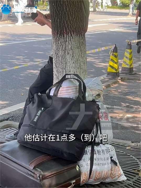 父亲坐20小时硬座赶来送儿子上郑大 爱的旅程，无悔陪伴