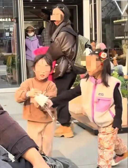女孩打翻水杯家長消極態(tài)度引熱議 家庭教育責任成焦點