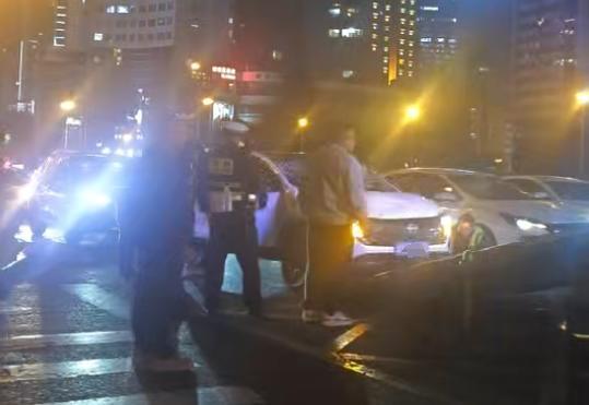 贵阳两车相撞2人被送医 晚高峰事故再敲警钟