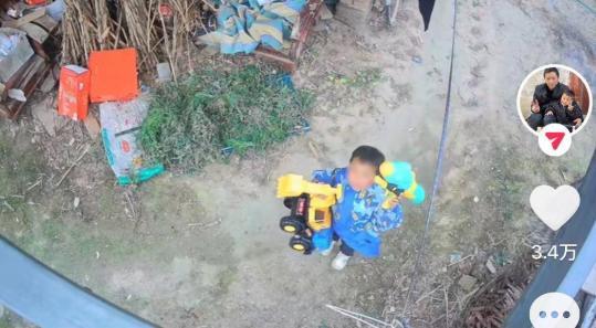 爸爸回应4岁男孩对着监控喊买玩具 暖心举动感动网友