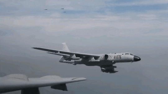 藏不住了！中国空军这支轰炸机队，规模远超俄罗斯，实力直逼美国