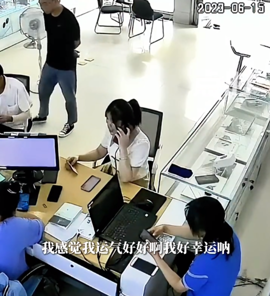 女子被盗后补卡时撞见小偷 当场质问拿回男子慌到逃离