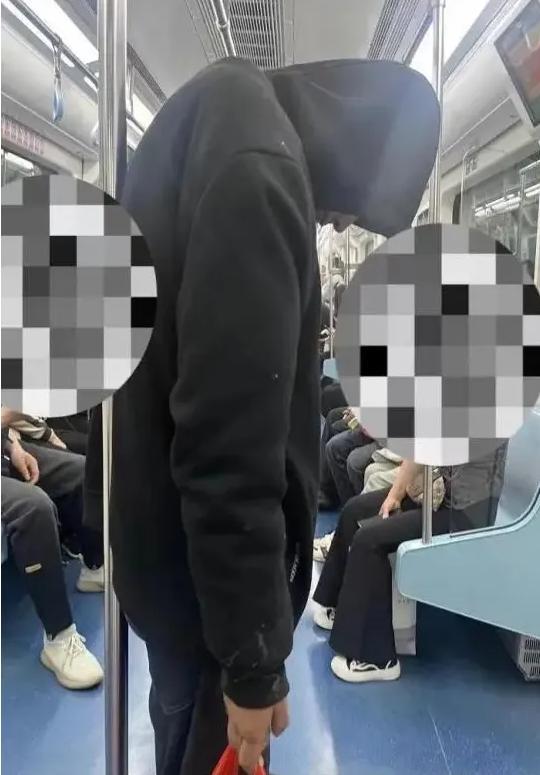 西安地铁黑衣男子被带走警方回应