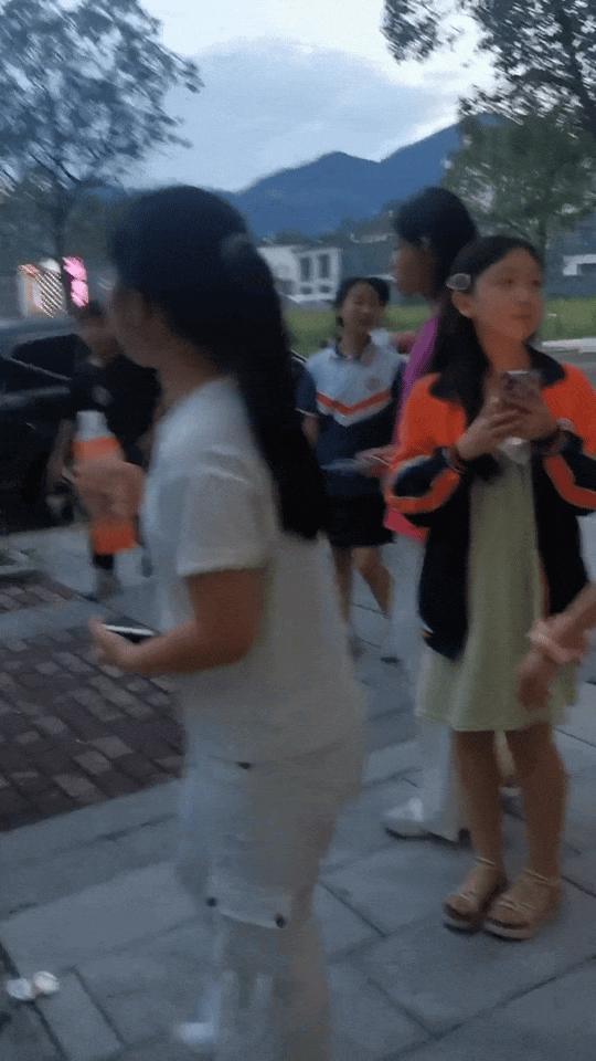 老板談為湊錢(qián)聚餐小學(xué)生加菜 不為賺錢(qián),，只為你們開(kāi)心！