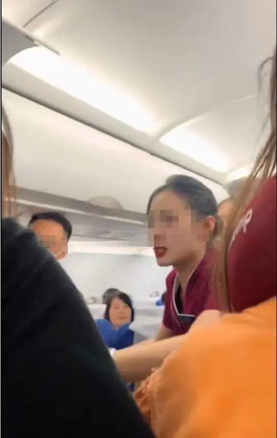 疑因孩子顶座乘客飞机上发生冲突 熊孩子事件引发打架