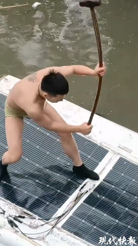 房车不慎坠河 小伙跳河救人