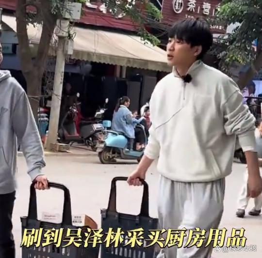 吴泽林体面 千里默背后简直凿劳模