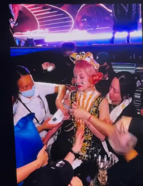 张韶涵演唱会突发不适插氧气管 敬业精神感动全场