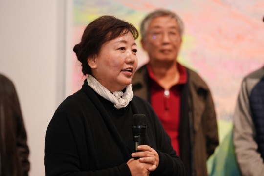   艺术家周青在开幕式现场    