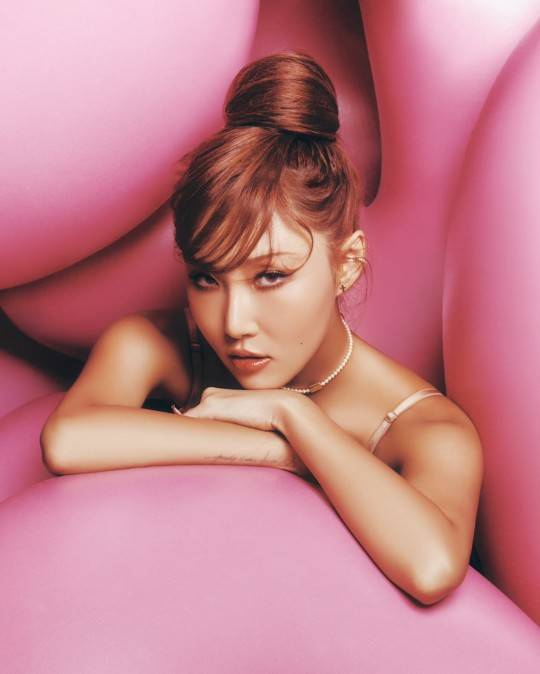 搜狐韩娱讯 韩国女团mamamoo成员华莎今天公布了个人专辑的最新概念照