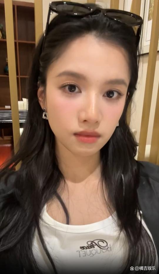 張婧儀直播自爆吃排骨把牙崩掉了 至今未及時修補