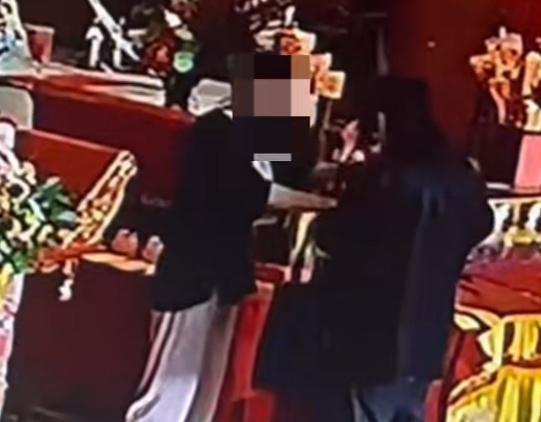 母子哪吒殿前偷“哪吒”