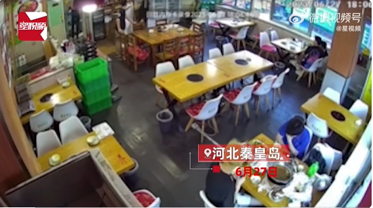 男子与人冲突进饭店厨房找菜刀 店主：系门前摊贩