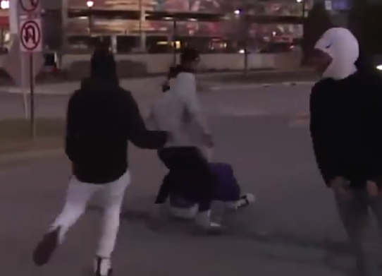 美国一购物中心遭多名青少年闹场打斗 已有13人被捕