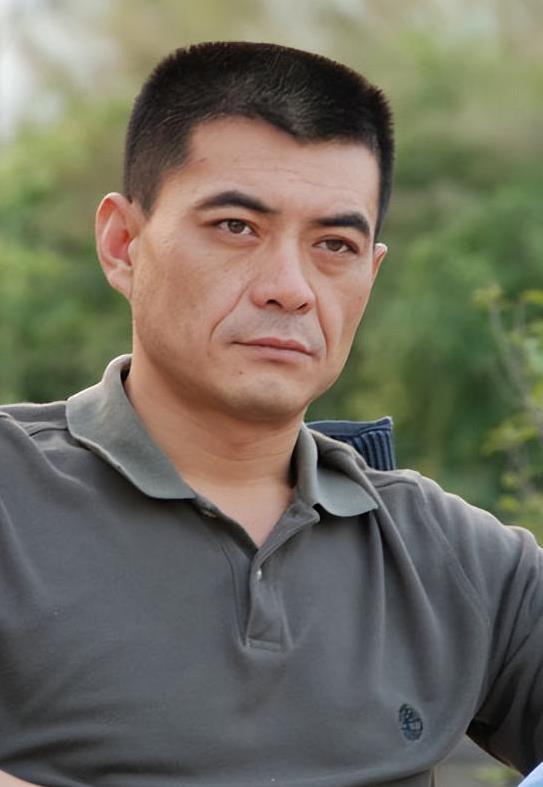 王新军前妻独自养子，秦海璐生9斤胖小子，差距让人唏嘘