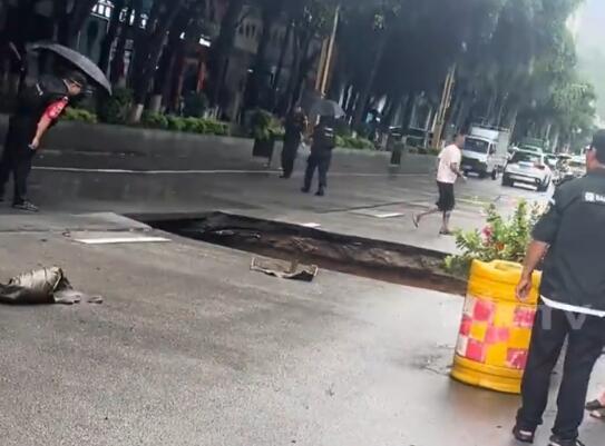 路面塌陷瞬间小车一跃而起逃过一劫 惊魂一幕吓人