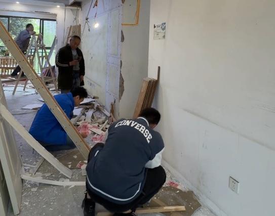 男子翻新房屋发现2万现金 意外之财归还失主