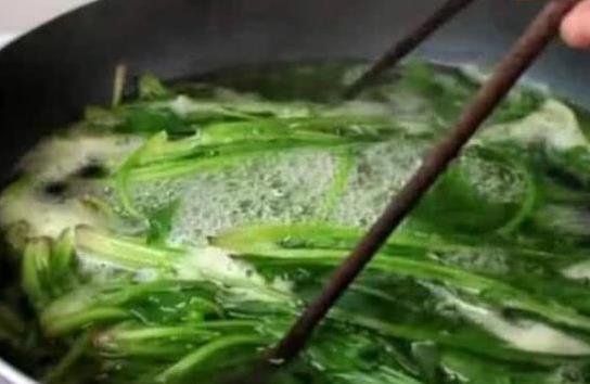 炒菜前少做这一步，四季豆菠菜有毒素，健康全家靠它救