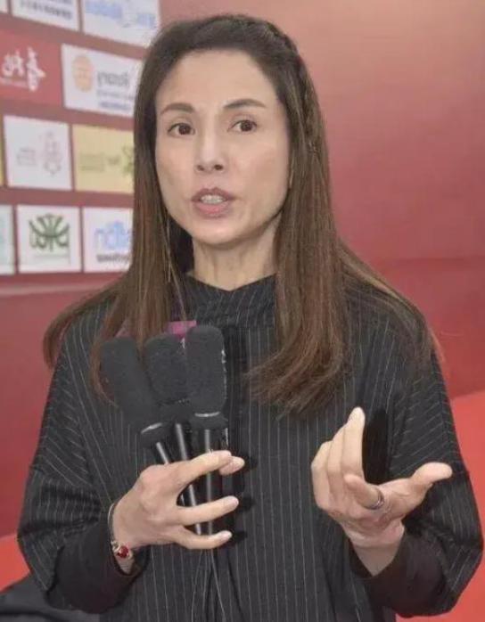 羡慕！54岁李若彤穿17岁时同款校服 还是初中学生的尺码