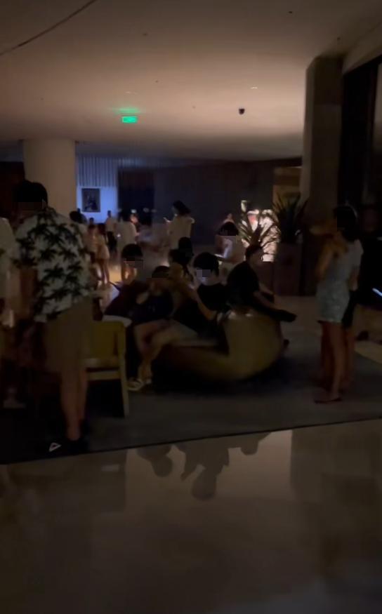 游客因台风被困三亚：酒店玻璃都弯了 经历惊心动魄一夜
