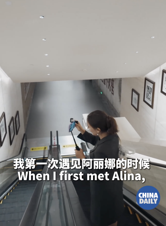 俄罗斯记者参观抗战纪念馆红了眼眶