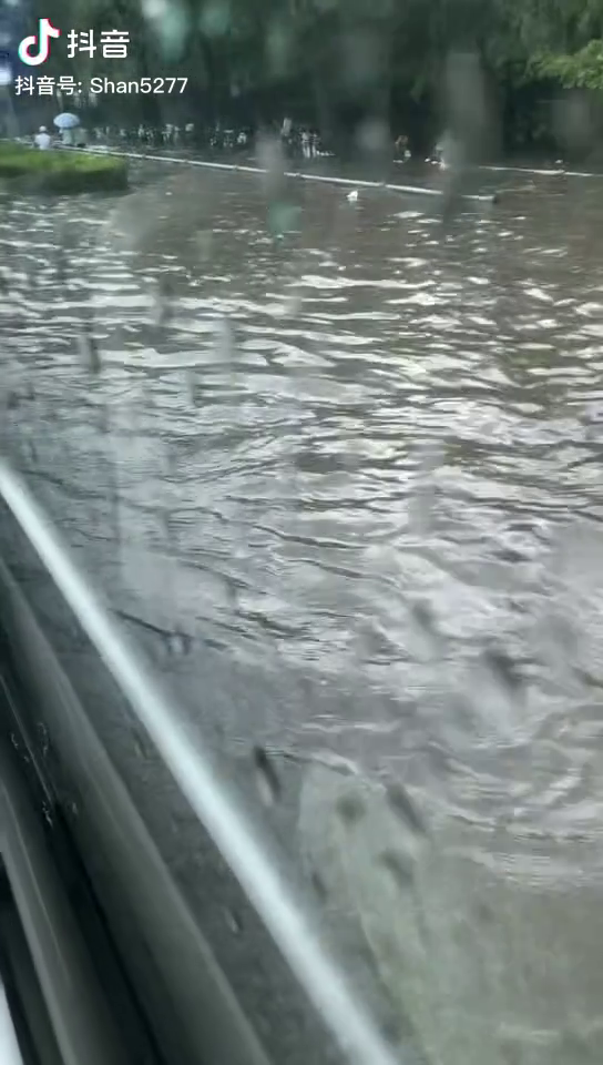 济南突降暴雨 积水深到大腿
