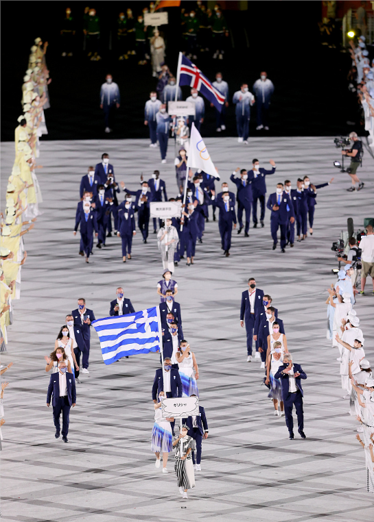 运动员代表团入场：希腊队首个现身运动员挥手致意