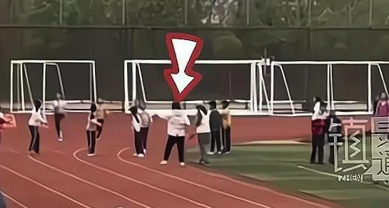 小孩赛跑家长疑故意挡道还抢夺别人的接力棒 知情者：她孩子在第四道