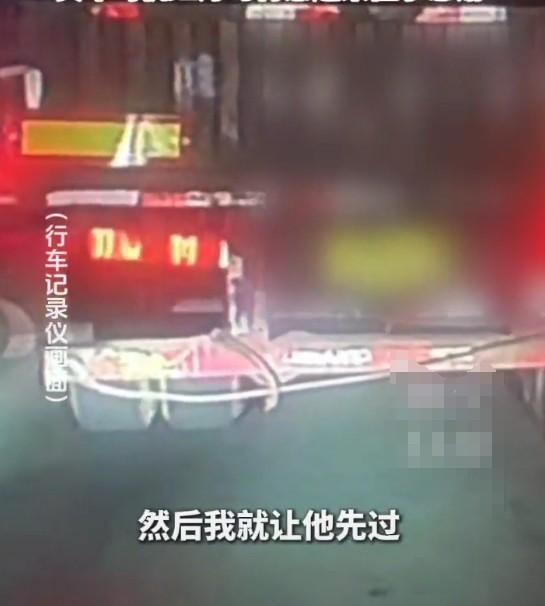 男子路口礼让货车 司机送两个橙子感谢