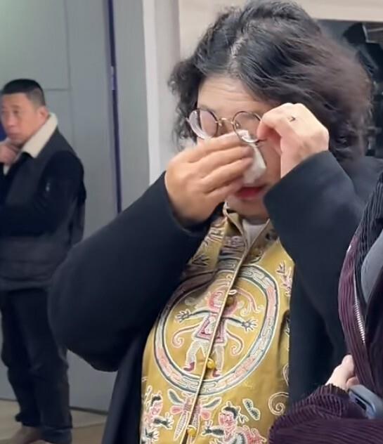 被杜海涛沈梦辰追着要合影 婆婆追星圆梦记