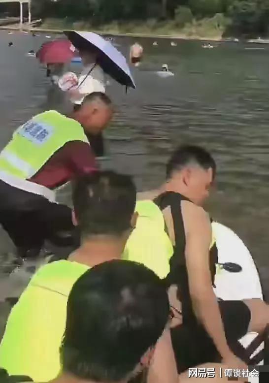 漂流景區(qū)工作人員刀砍商戶皮艇 霸道行為引爭(zhēng)議