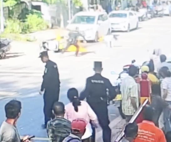 女子骑摩托车摔倒身上起火 警民合力扑救