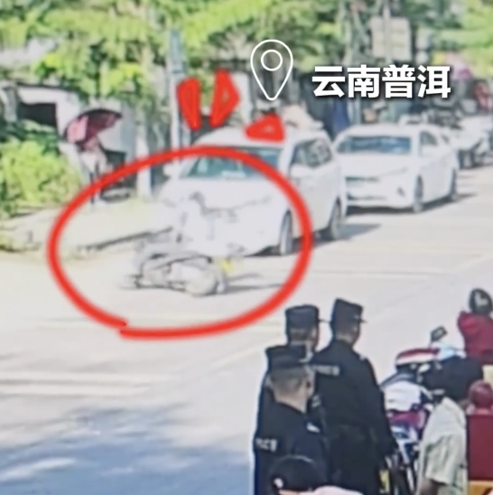 女子骑摩托车摔倒身上起火 警民合力扑救