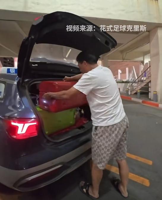 网友夜间在浦东机场打车被扔路边