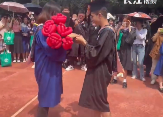  女生毕业典礼上被求婚：有情人终成眷属！