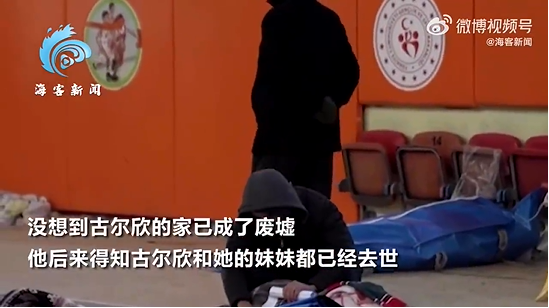 土耳其一男子告别遇难未婚妻
